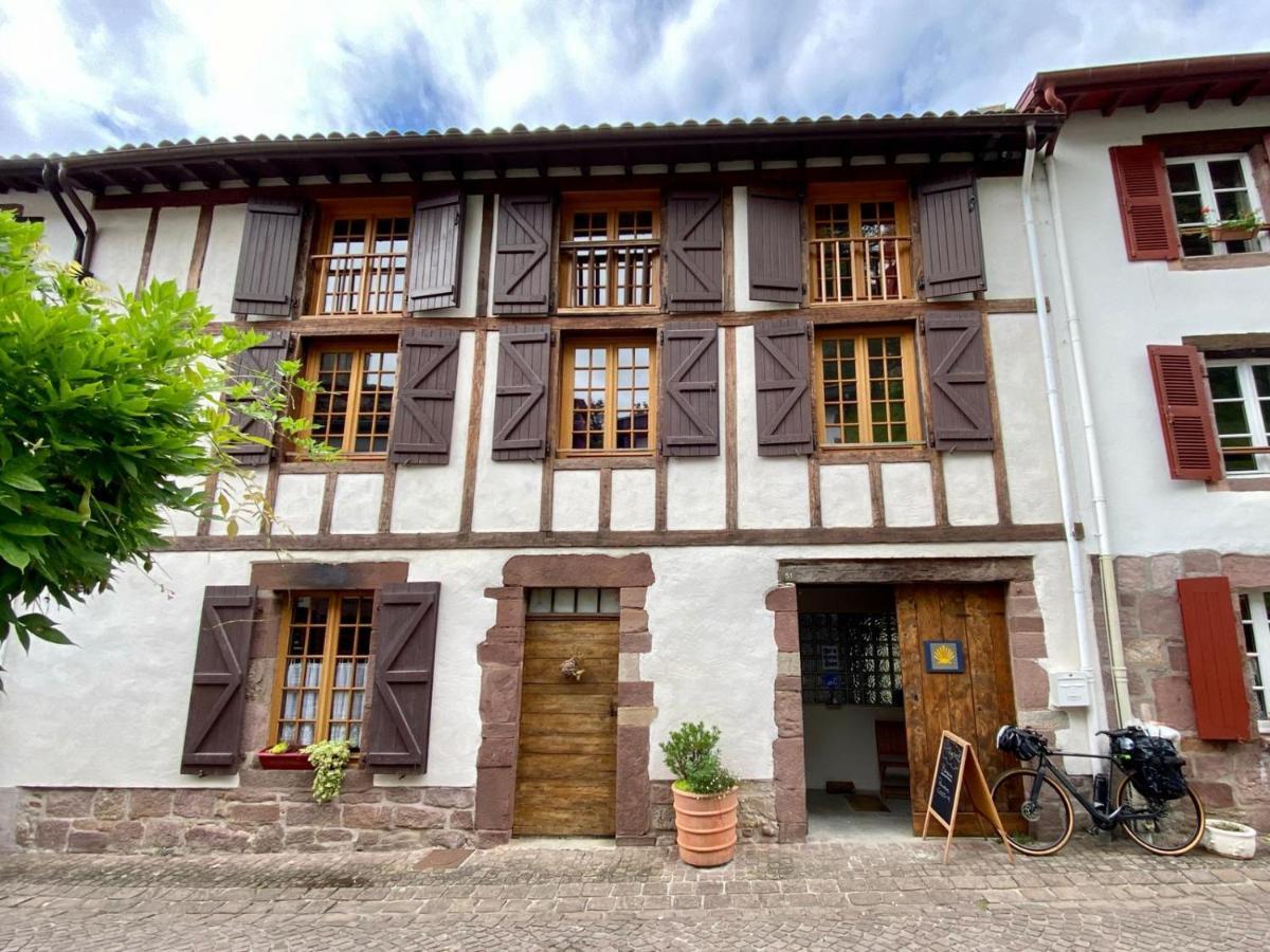 Gite De La Porte Saint Jacques: A Hostel For Pilgrims Exteriör bild